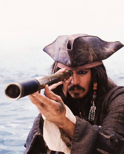 Jack Sparrow Olhando Pela Luneta