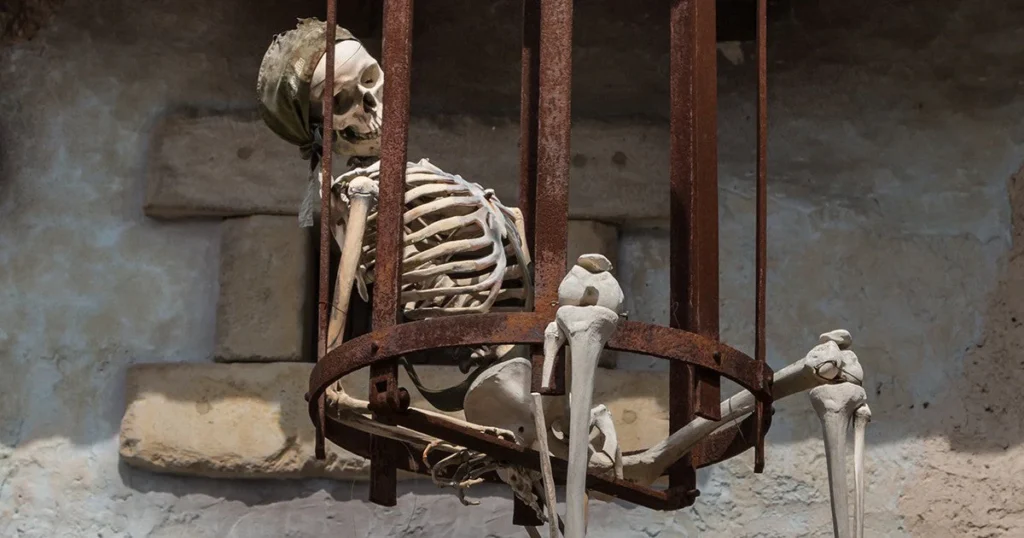 caveira em uma gaiola de ferro