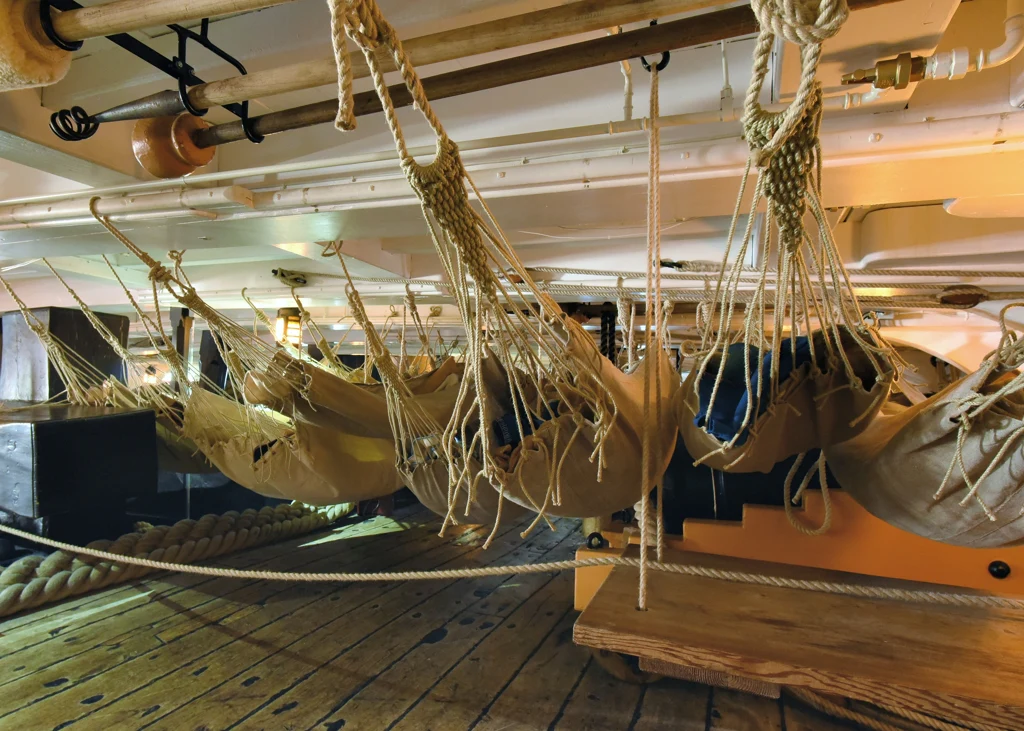 Reprodução de hamaca de lona usada por marinheiros e piratas na Era de Ouro da Pirataria, século XVII